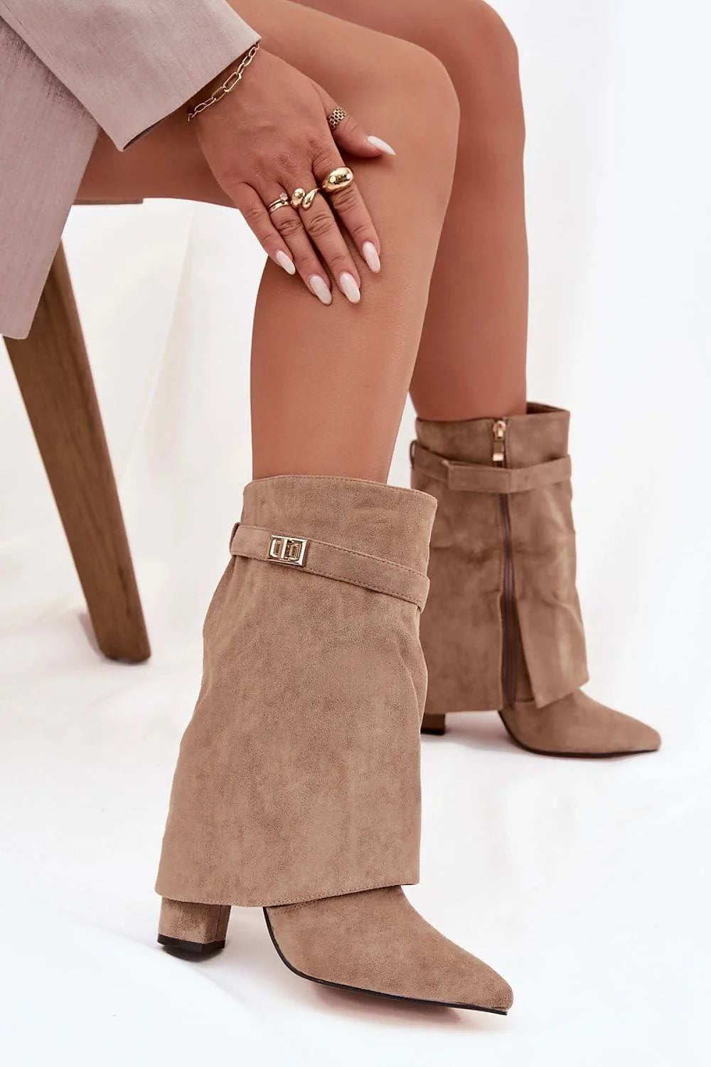 bottines suédine taupe écologique effet daim bout pointu talon bloc tige plissée revers bande décorative boucle dorée fermeture éclair