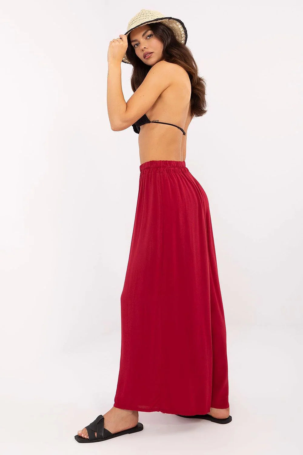 Pantalon femme style suédois Och Bella large rouge viscose haut bikini noir chapeau paille sandales plage estivale