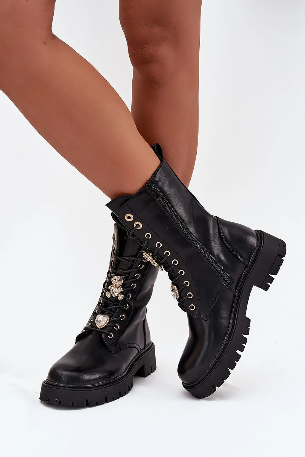 bottines femme similicuir noir mi mollet lacets oeillets fermeture eclair doublure fourrure synthetique semelle crantee bout rond charms ourson coeur