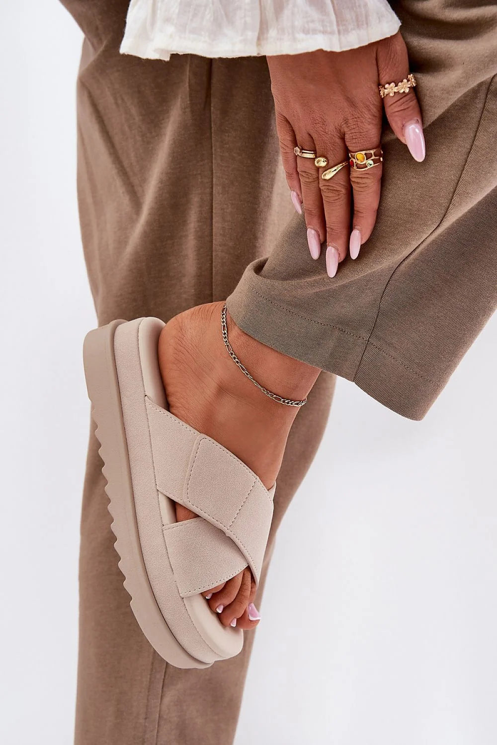 Sandales femmes design moderne ouvertes orteils sangles croisées cuir végan semelle amortie beige été confort style élégance usage quotidien