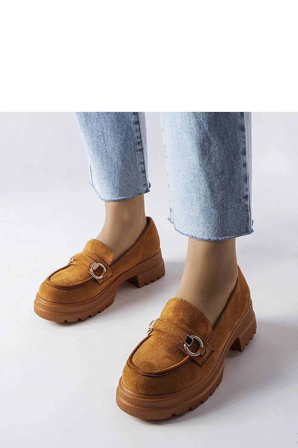 Mocassins élégants pour femmes en cuir suédé camel, semelle épaisse crantée, détails métalliques dorés, style classique moderne, occasions décontractées et professionnelles