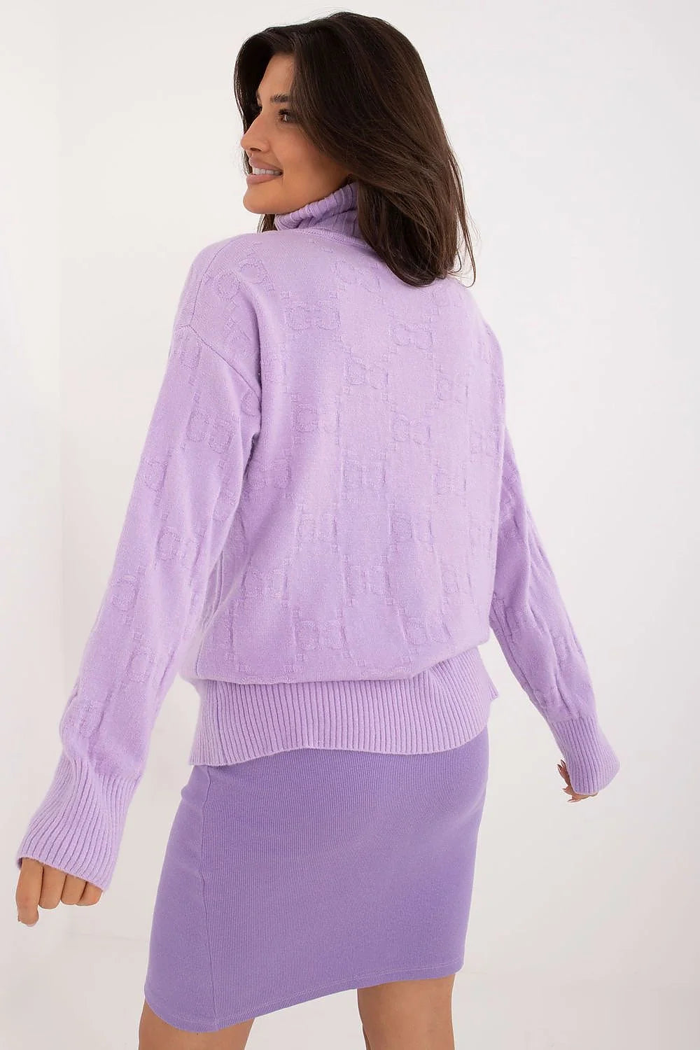 Pull col roulé violet assorti jupe haute femme mode trendy tricot texture élégant confortable