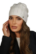 bonnet femme slouchy maille fine écru intérieur doux perles zircons verticales médaillon métal plis stretch élégant viscose laine acrylique élasthanne