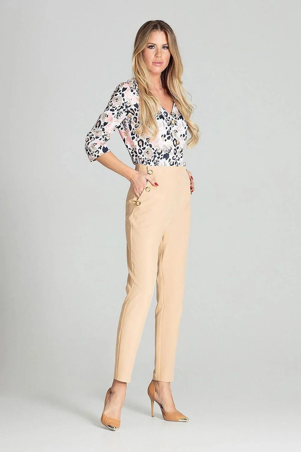 Ensemble chic chemisier coton manches trois-quarts boutons dorés pantalon beige taille haute moderne élégant
