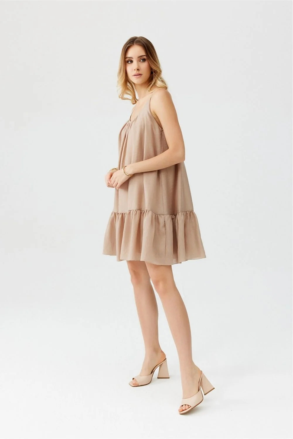 Robe d'été femme décontractée matériau fluide col froncé volant à l'ourlet couleur beige clair liberté de mouvement