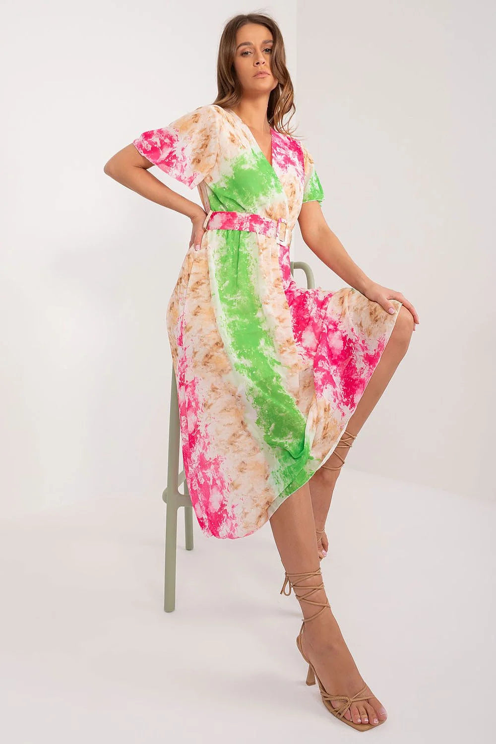 Robe d'été femme motif tie-dye couleurs vives longueur midi décolleté en V manches courtes ceinture ajustable tissu léger confort style décontracté polyvalent look estival mode