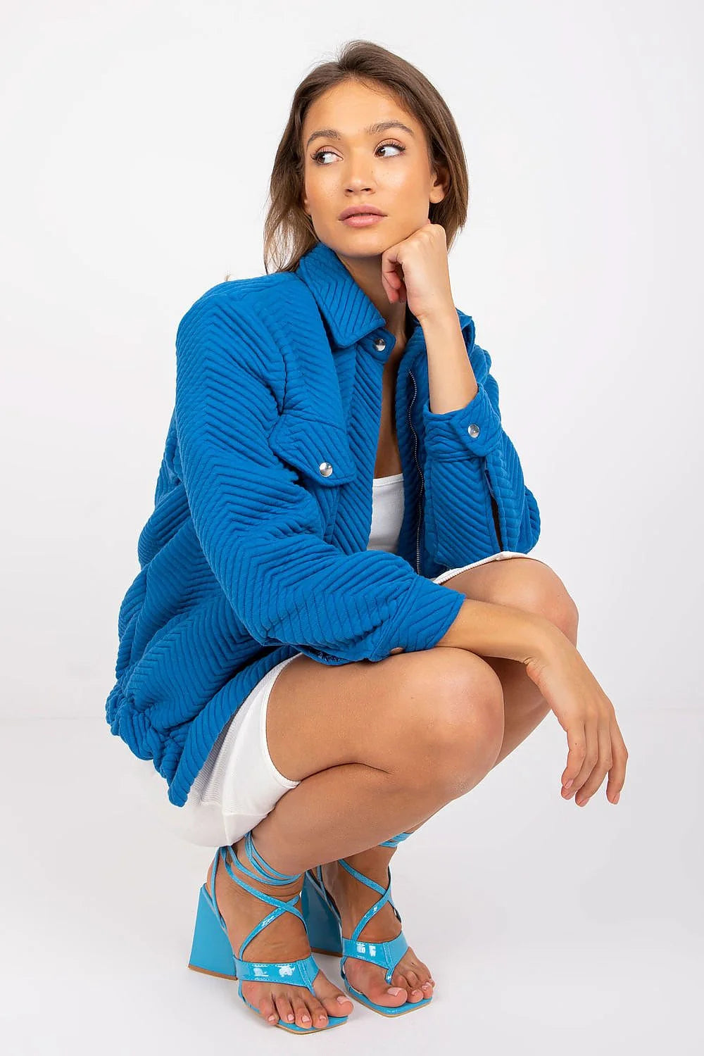 blouson femme moderne décontractée cobalt matelassé chevrons col chemise zippé apparent poches poitrine pressions doublure satinée isolante coupe boxy courte