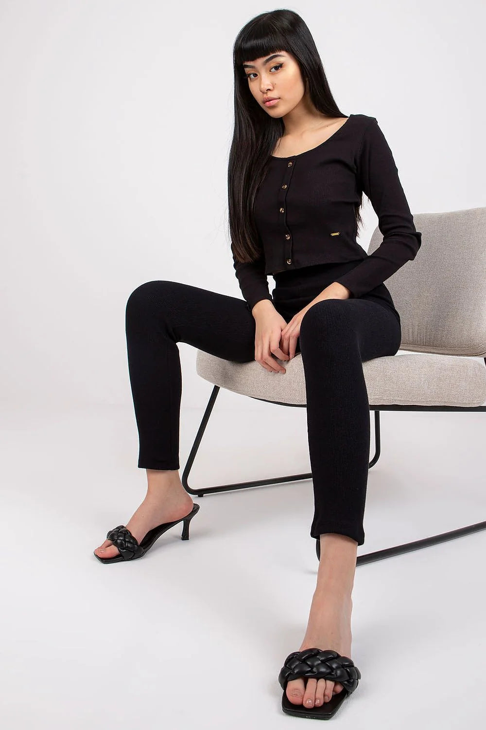 ensemble cardigan leggings noir maille côtelée extensible coton élasthanne ajusté court taille haute slim confort minimaliste sophistiqué polyvalent boutons dorés