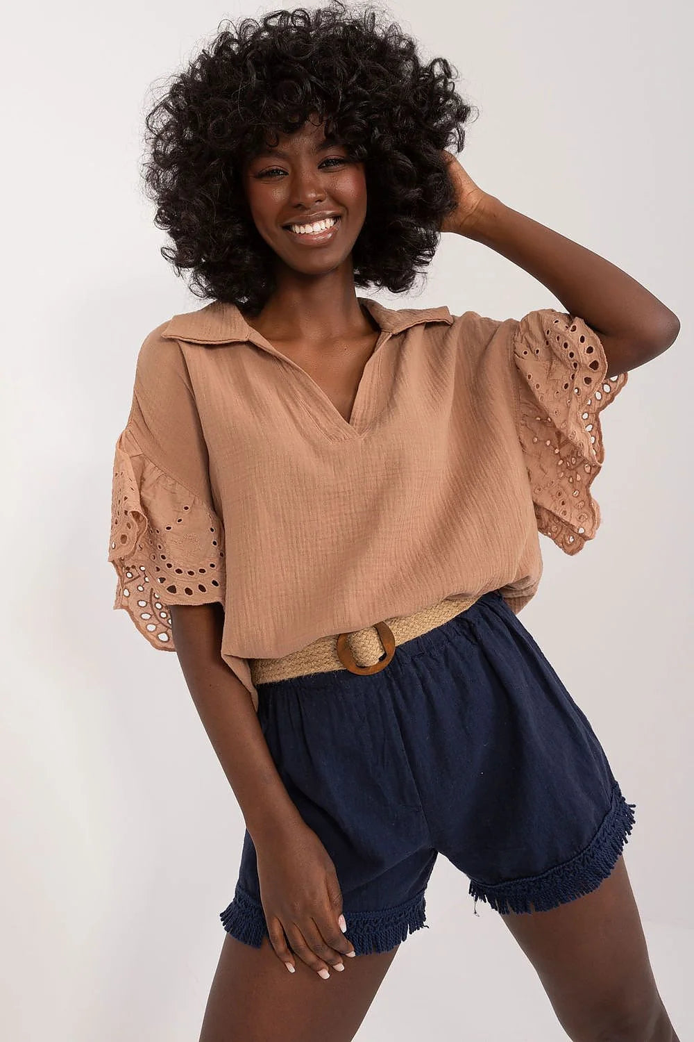 Haut et short bohème femme tissu léger couleur marron clair bleu marine franges ceinture paille broderies manches larges coupe ample été tendance
