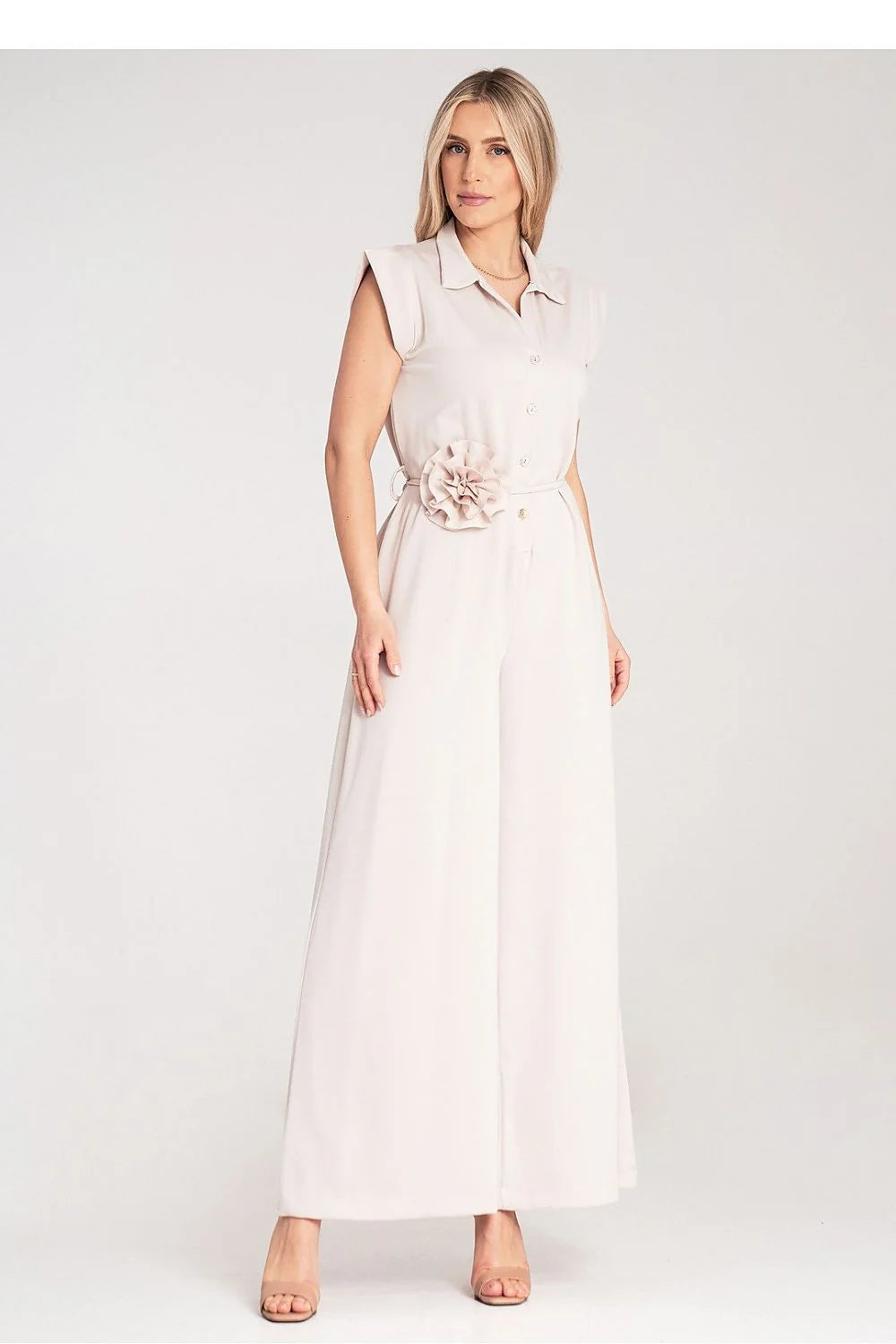 combinaison élégante moderne longue palazzo jambes larges col chemise boutonnage central épaules structurées fluide femme ceinturée fleur appliquée