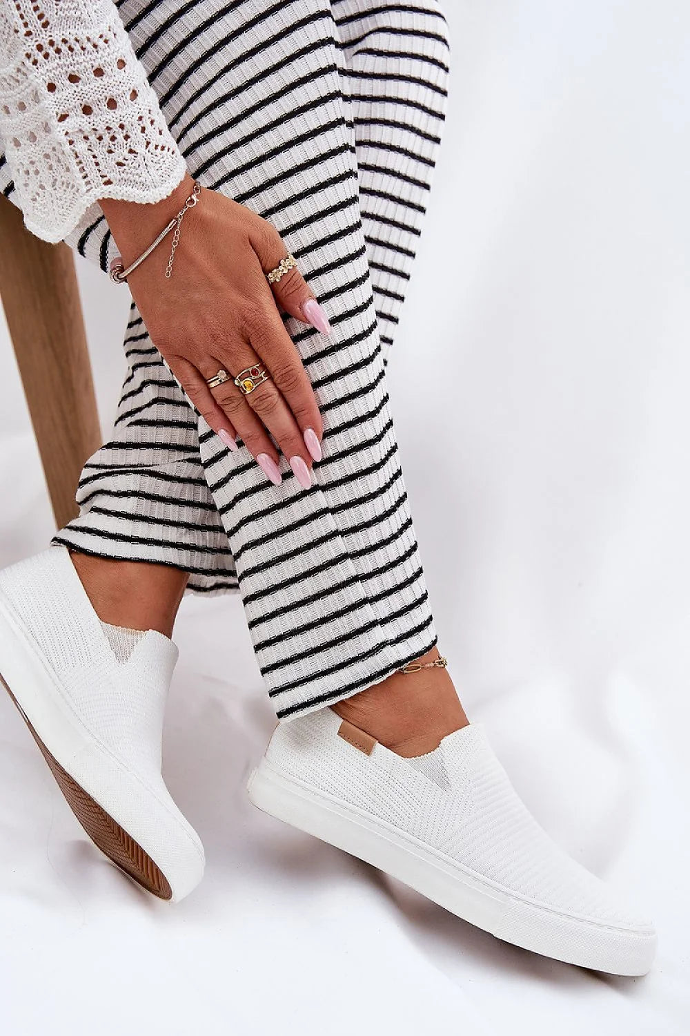 Baskets pour femmes confortables mode style slip-on design moderne matériau textile semelle caoutchouc blanc nuancé