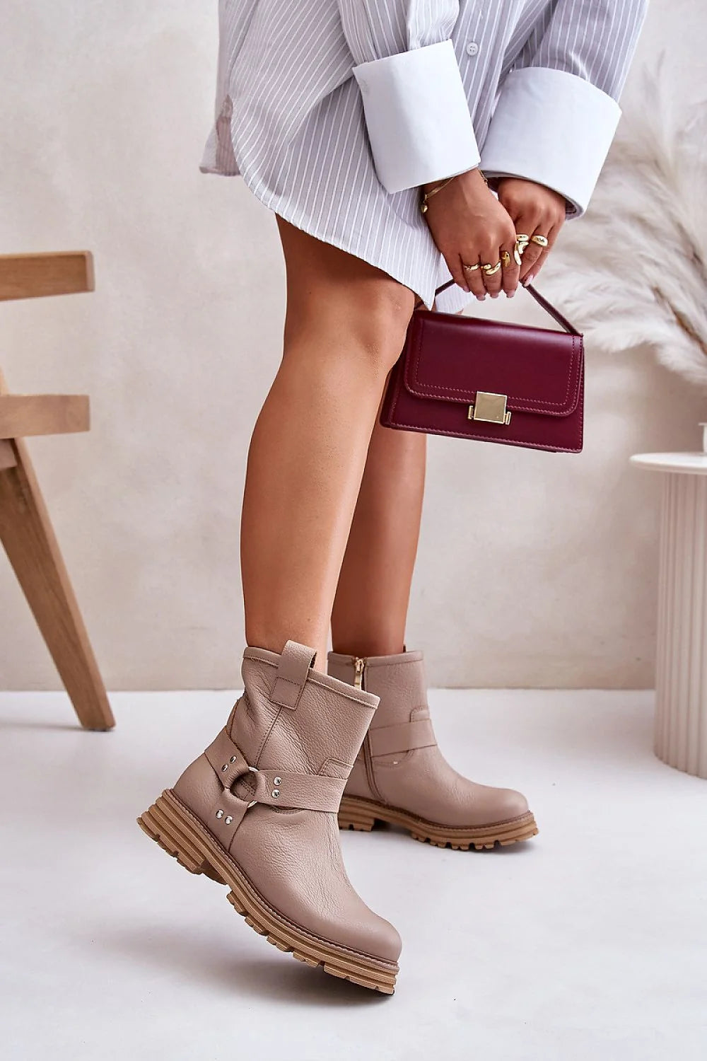 Bottes Step in style cuir texturé beige taupe talon bas zip latéral anneaux métalliques urban style femmes