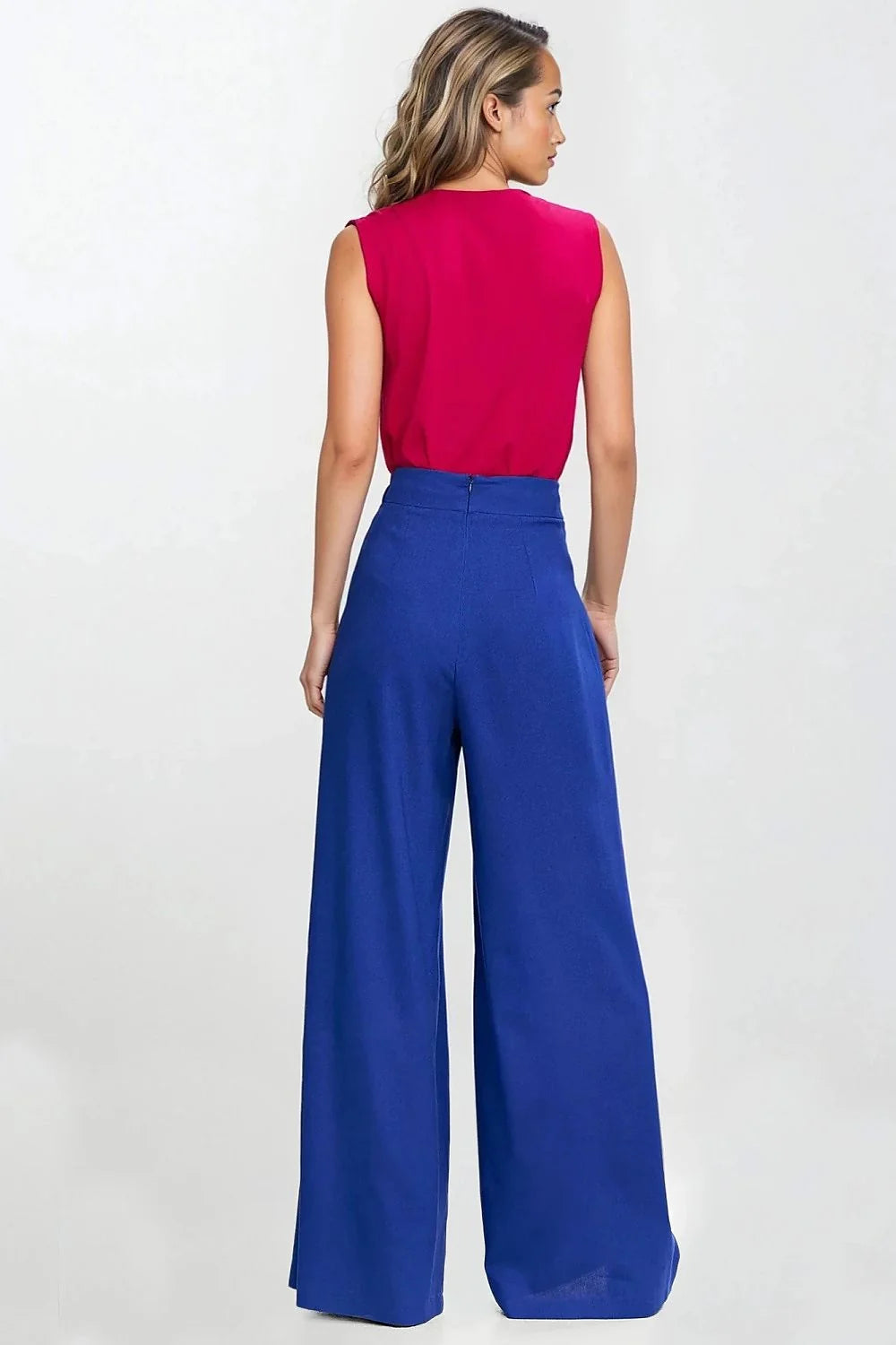 Tenue élégante femme débardeur sans manches V-neck pantalon palazzo coupe ample couleurs contrastantes mode moderne
