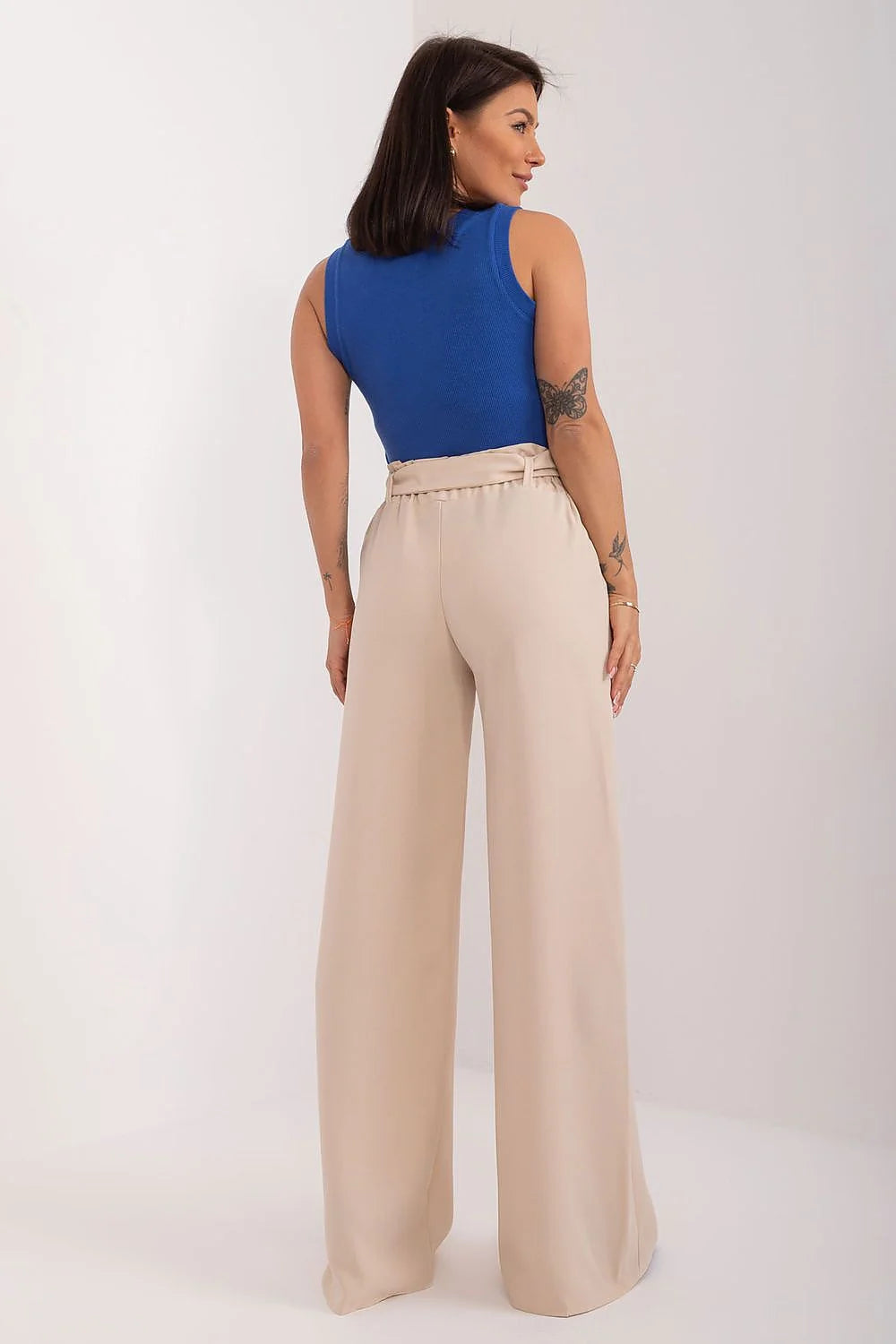 Tenue chic femme deux pièces haut débardeur bleu vif pantalon beige clair haute taille large coupe style moderne