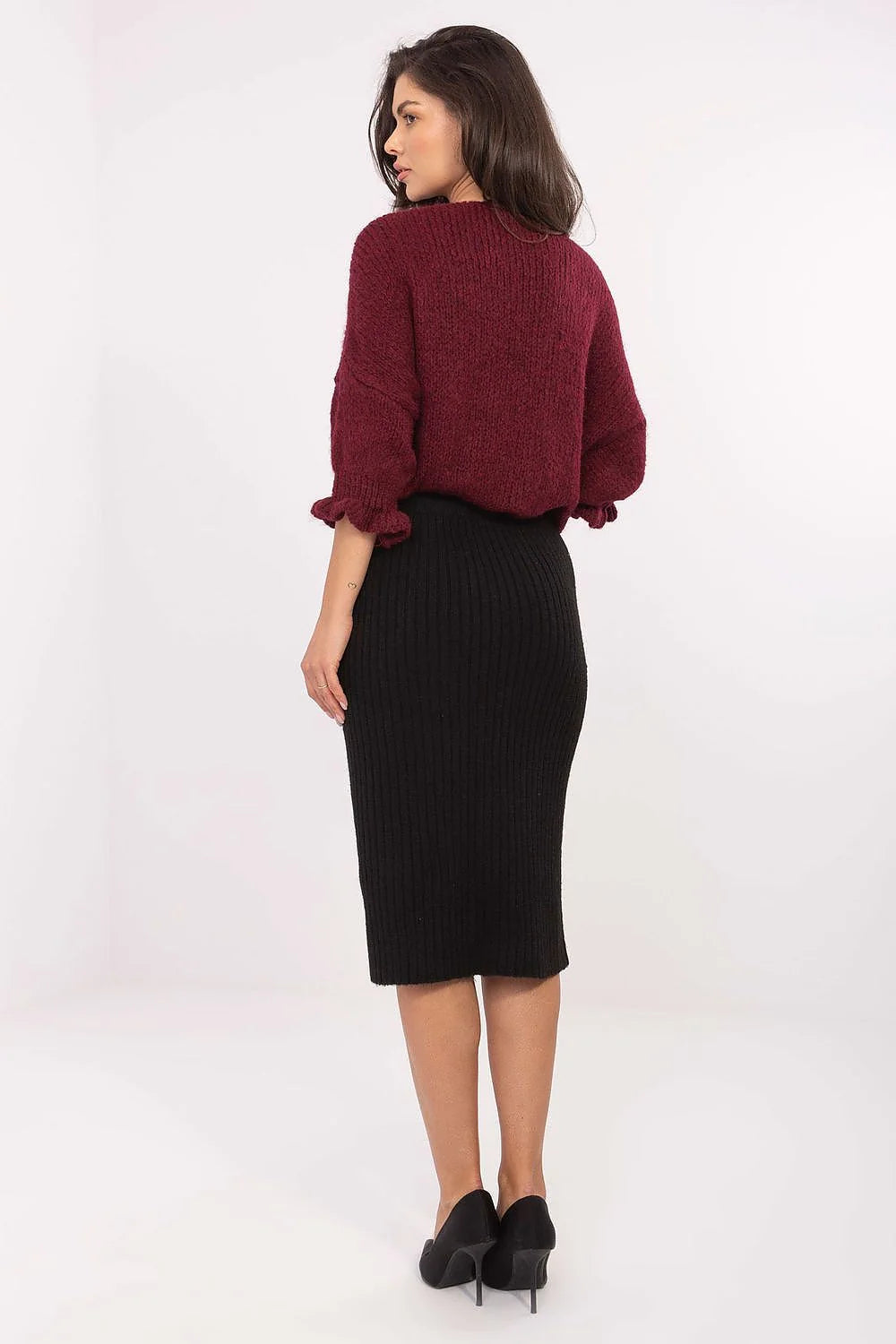 jupe midi crayon côtelée tricot extensible taillehaute noire moulante confortable élastique ajustée minimaliste polyvalente quotidienne douce chaleureuse sophistiquée stretch silhouette