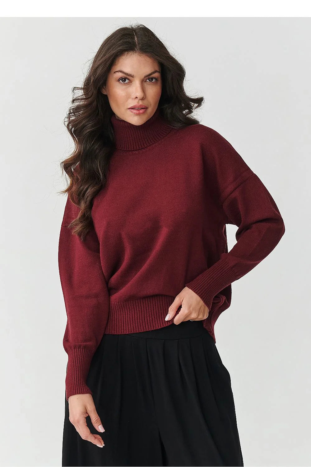pull col roulé bordeaux maille douce oversize épaules tombantes manches longues finitions côtelées poignets élastiques ourlet côtelé casual chic