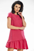 Robe de jour style moderne coupe trapèze manches courtes volant asymétrique coloris rose vif matériau léger polyvalente femme