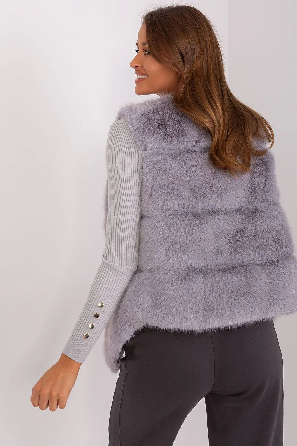 Gilet sans manches en fausse fourrure grise moderne et élégant pour femme, coupe ajustée et doublure intérieure
