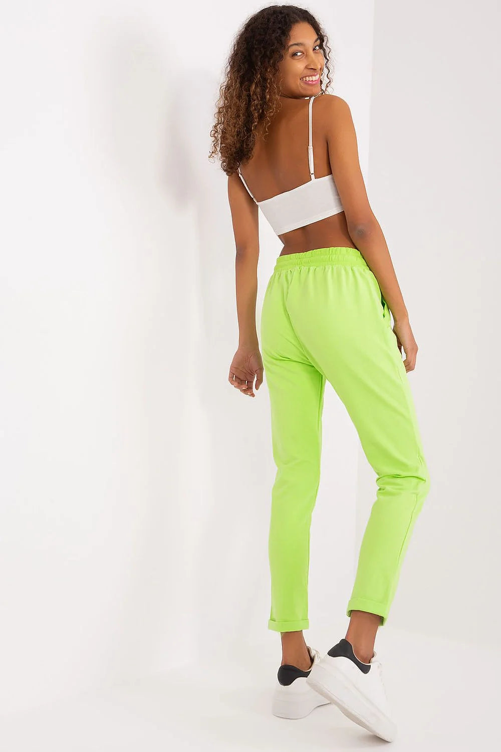 Ensemble sportif femmes crop top blanc joggers vert fluo décontracté confortable polyester coton stretch ajustable
