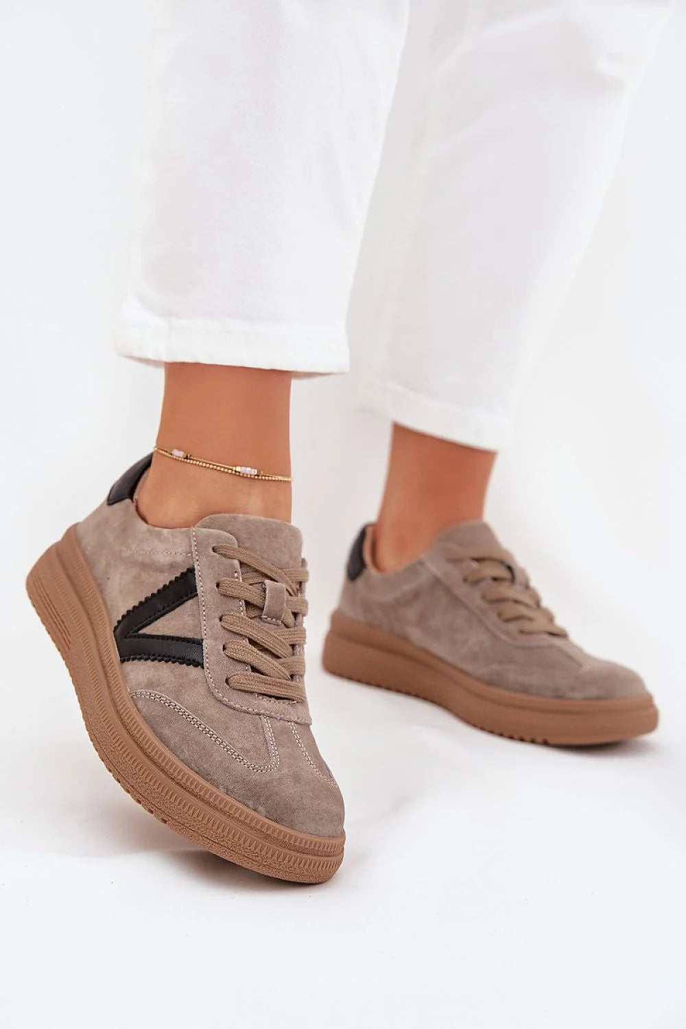 baskets femme compensées suède taupe plateforme épaisse caoutchouc gum lacets assortis empiècement noir V coutures apparentes col rembourré maintien confortable