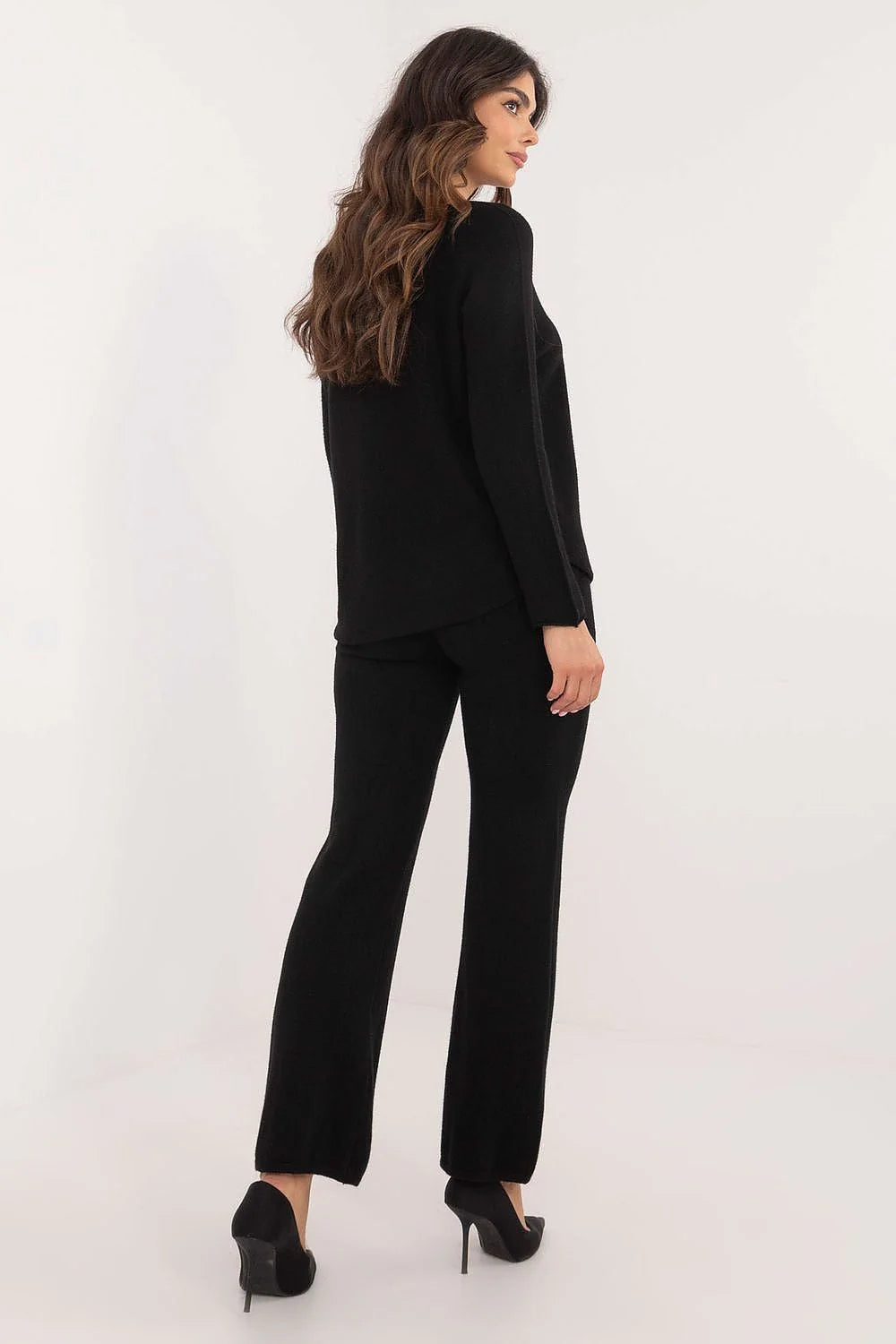 ensemble femme deux pièces maille noire pull col V manches longues bas arrondi asymétrique pantalon taille haute jambe évasée palazzo