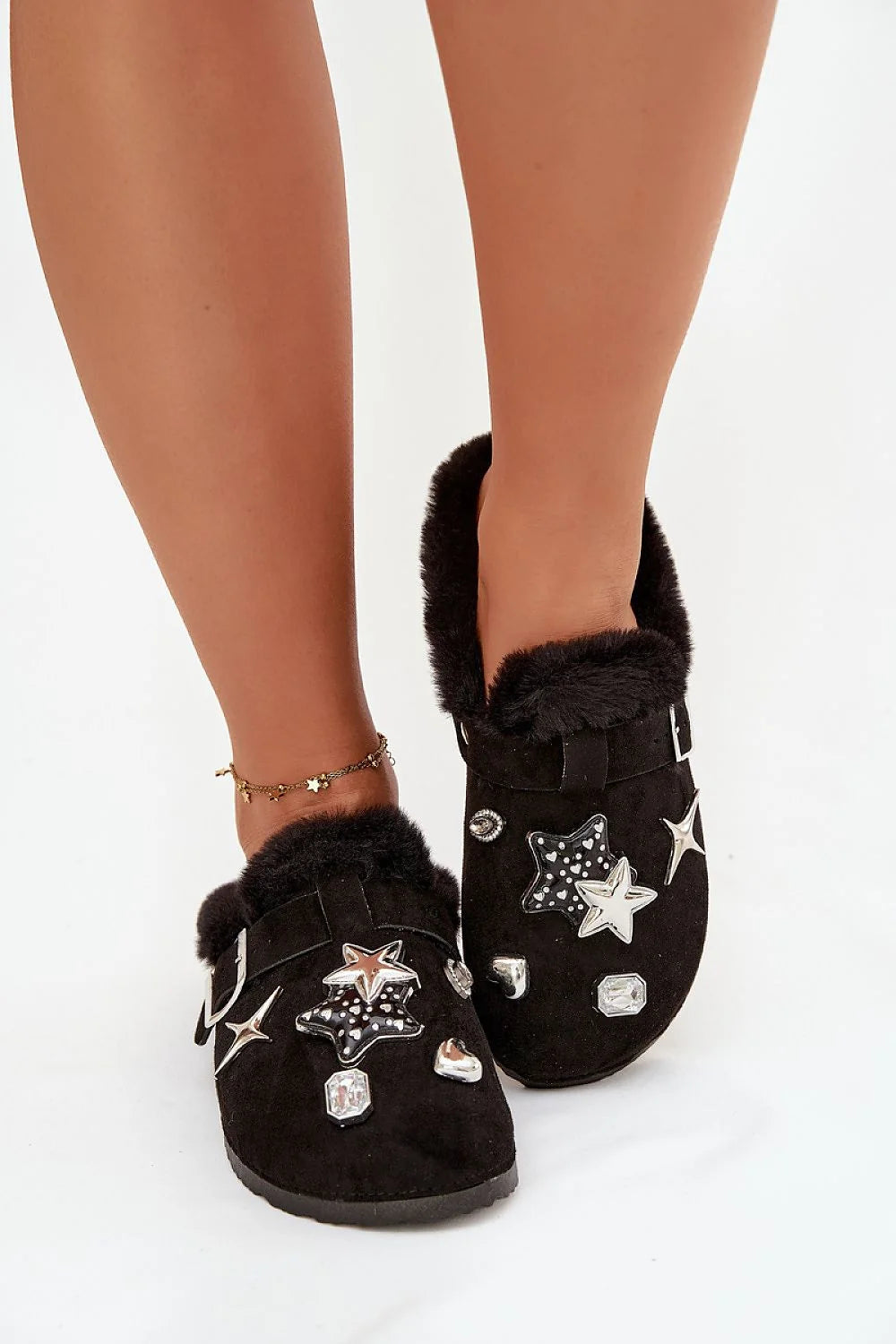 chaussons femme suédine noir doublure fourrure effet mouton bout rond semelle plate confortable chaleureux ornements étoiles strass bride boucle réglable