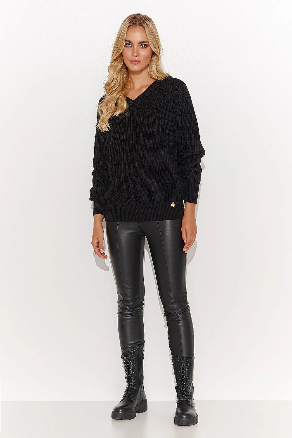 Pull tricoté élégant pour femmes, noir, coupe ample, col V, manches longues, texture nervurée, automne-hiver, mode intemporelle, vêtement polyvalent, confortable, matériau durable