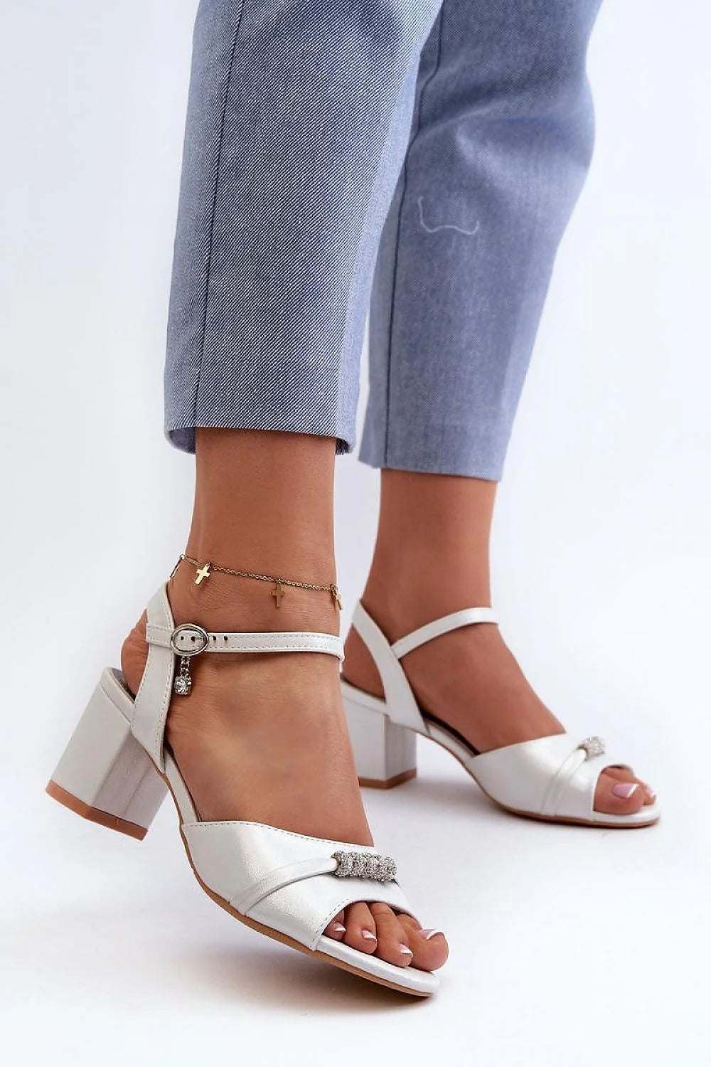 sandales vinceza élégantes talons blocs argenté satiné bride cheville ajustable strass pendentifs dorés bout ouvert confortables semelle caoutchouc stables