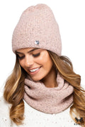Bonnet et col tricoté femme, style classique, couleur rose pâle, logo métallique fleur, matériau doux et chaud, hiver élégance, accessoire mode