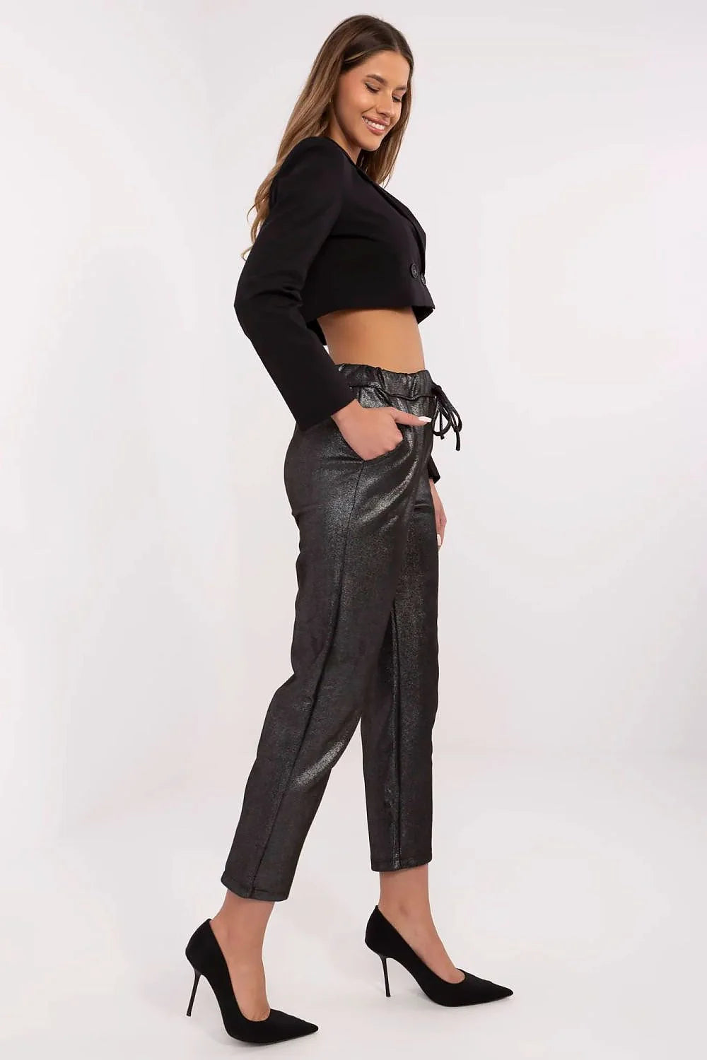 Veste blazer femme courte boléro tissu lisse noir classique pantalon taille haute droite métallisé gris soir élégance audace
