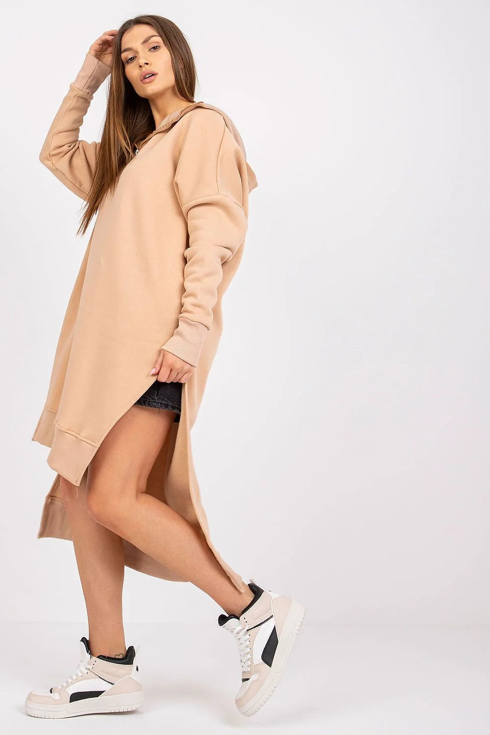 Robe sweat coton beige décontractée moderne confortable avec capuche manches longues fentes latérales femmes
