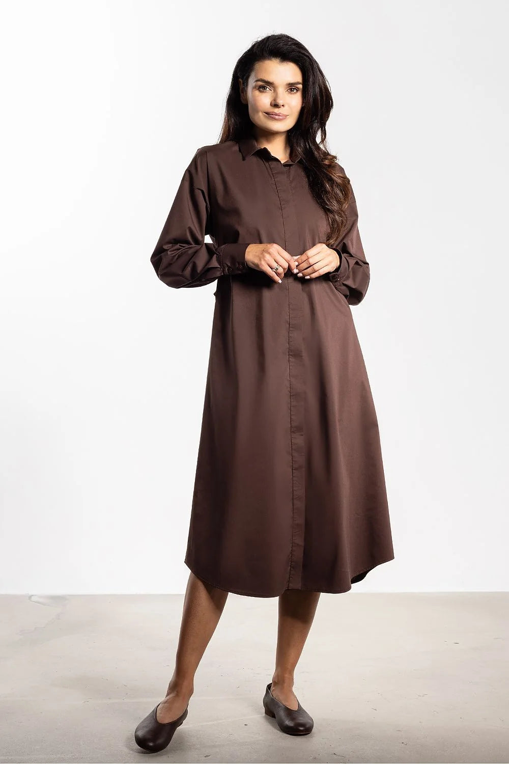 robe chemise midi marron chocolat popeline légère boutonnée manches longues poignets ceinture nouée taille cintrée élégante féminine polyvalente décontractée professionnelle