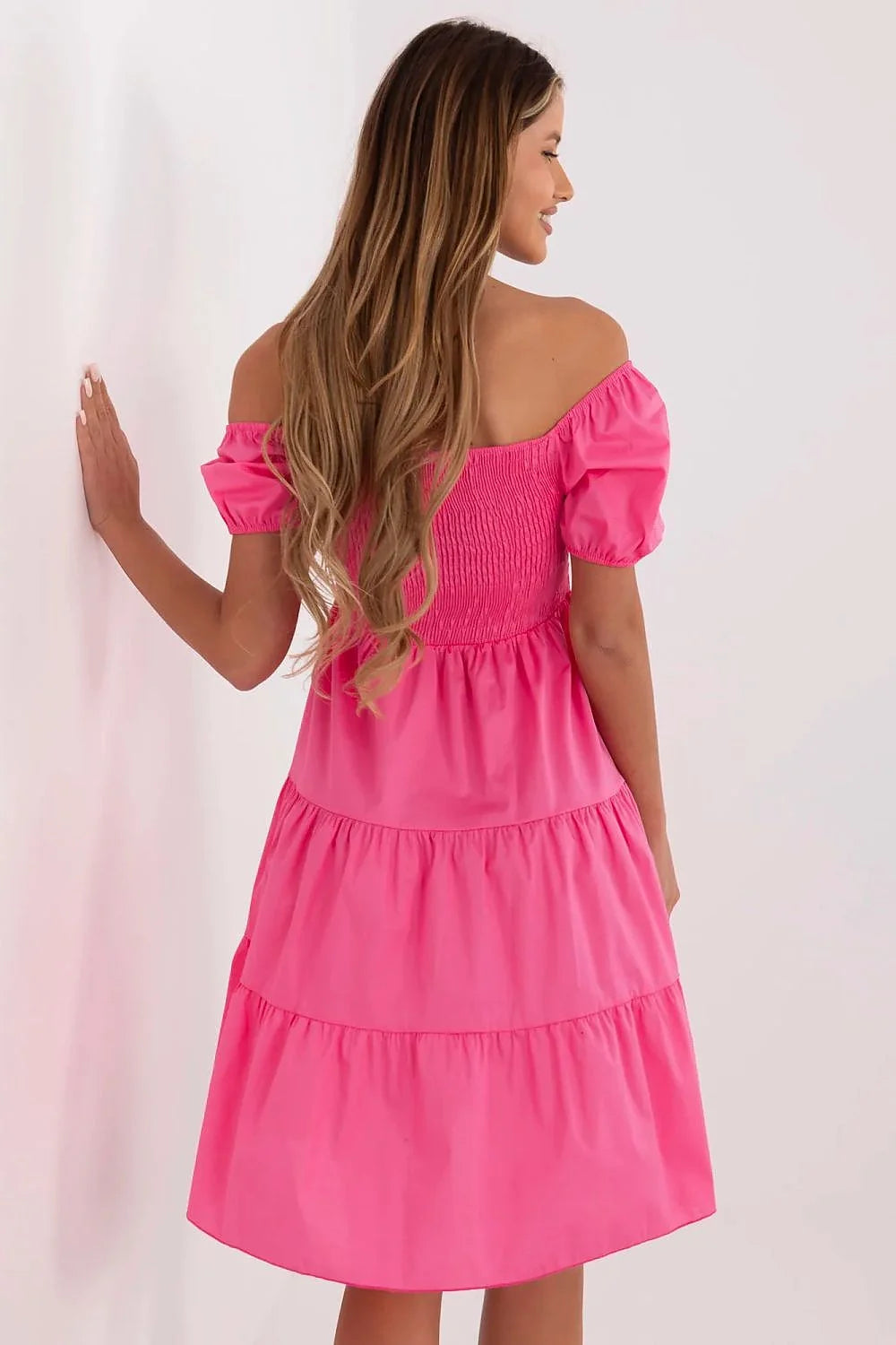 Robe d'été ample épaules nues rose vif longueur mi-cuisse silhouette trapèze moderne élégante robe féminine mode été Italy Moda
