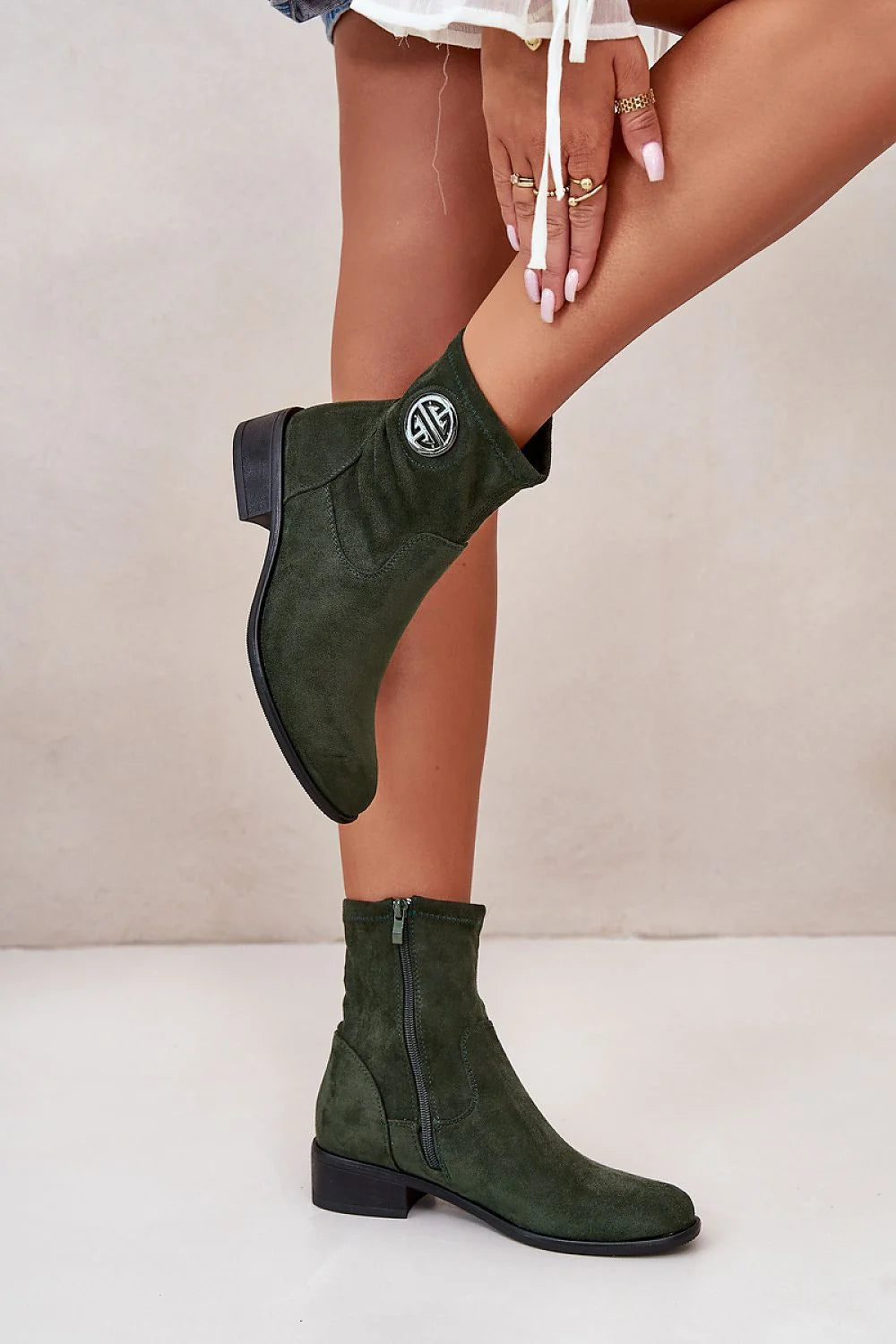 Bottines femmes suédine vert olive talon bas fermeture éclair latérale design élégant mode automne-hiver confort qualité