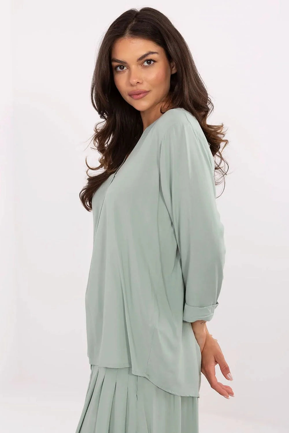 Ensemble féminin Chemisier Sublevel chemisier manches longues décolleté V jupe midi plissée vert sauge matières douces