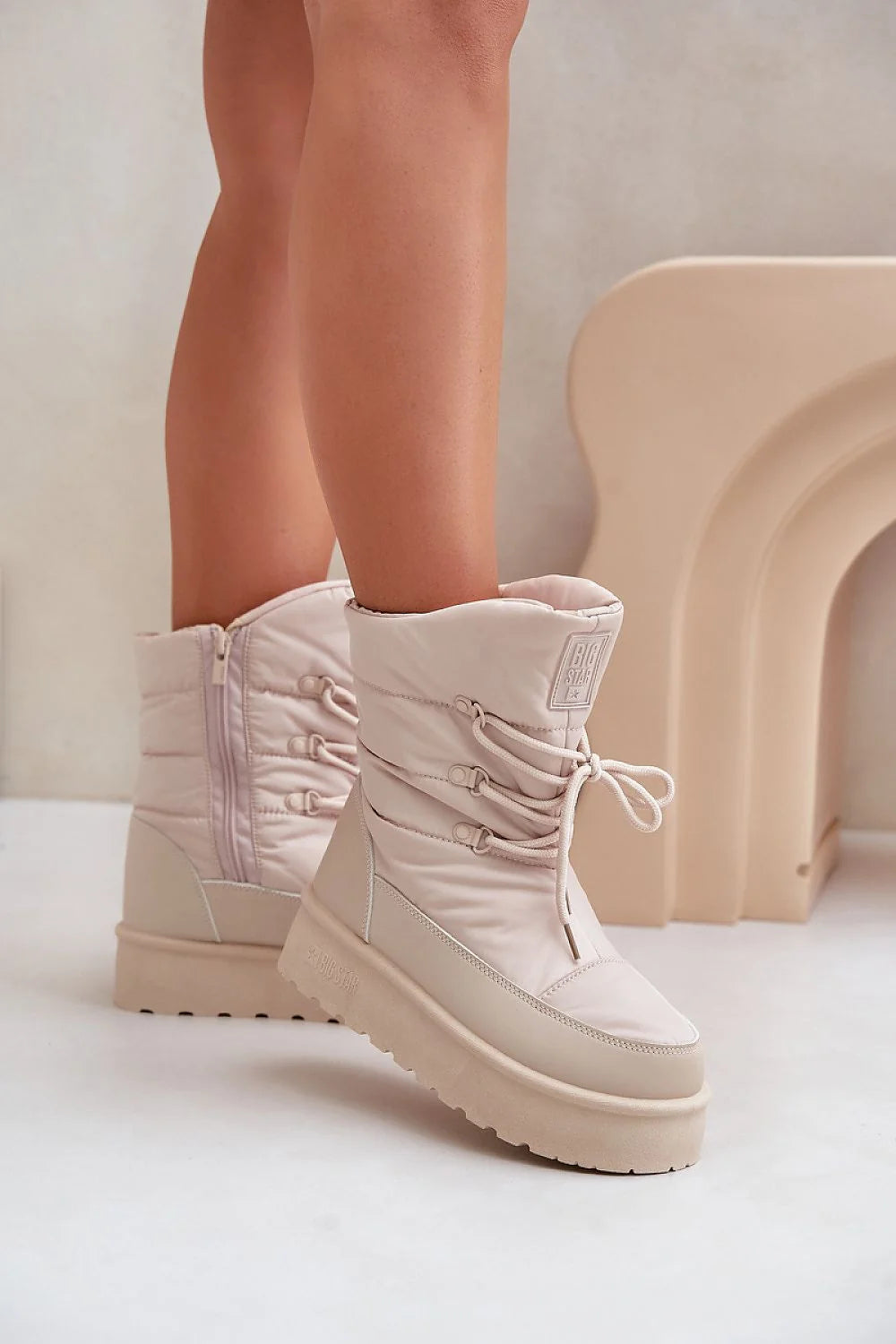 Bottes de neige pour femmes design moderne style casual coupe montante matériau nylon matelassé semelle caoutchouc fermeture éclair lacets logo fourrure isolation