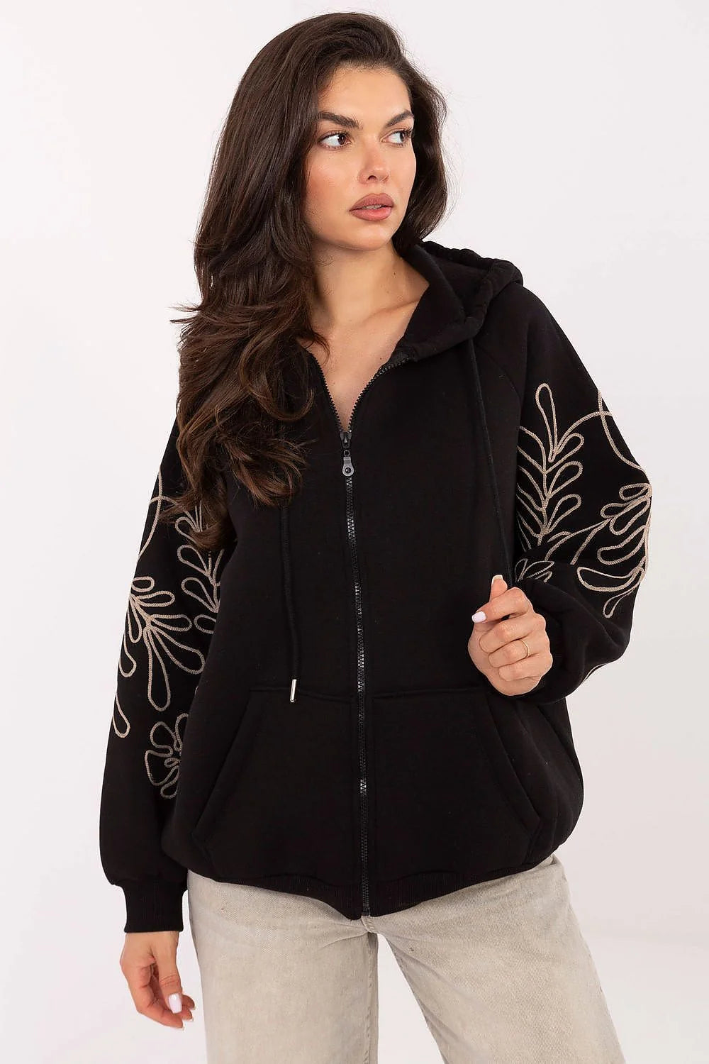 sweat capuche zippé femme oversize molleton noir poches kangourou manches bouffantes cordon serrage broderie florale beige contrastée bordscotes coton élasthanne