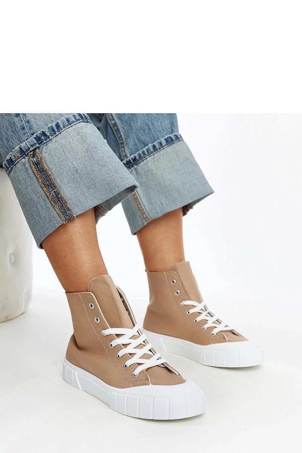 Baskets montantes femmes design moderne toile beige clair lacets blancs semelle caoutchouc style intemporel confort quotidien