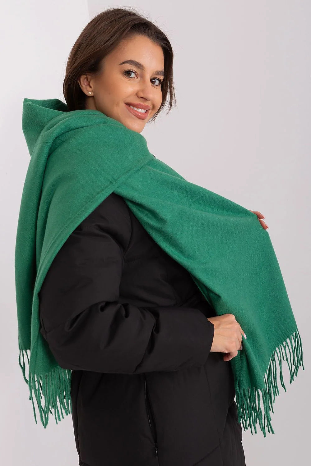 Manteau d'hiver matelassé élégant pour femme avec écharpe verte longue et franges, style urbain moderne, coupe ajustée, col protecteur, matériau résistant à l'eau