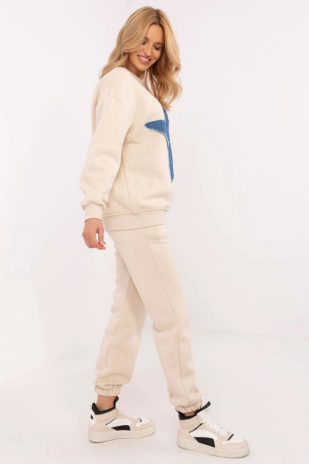 Ensemble sportswear femme sweat à capuche et pantalon jogging style décontracté couleur beige étoile bleu denim