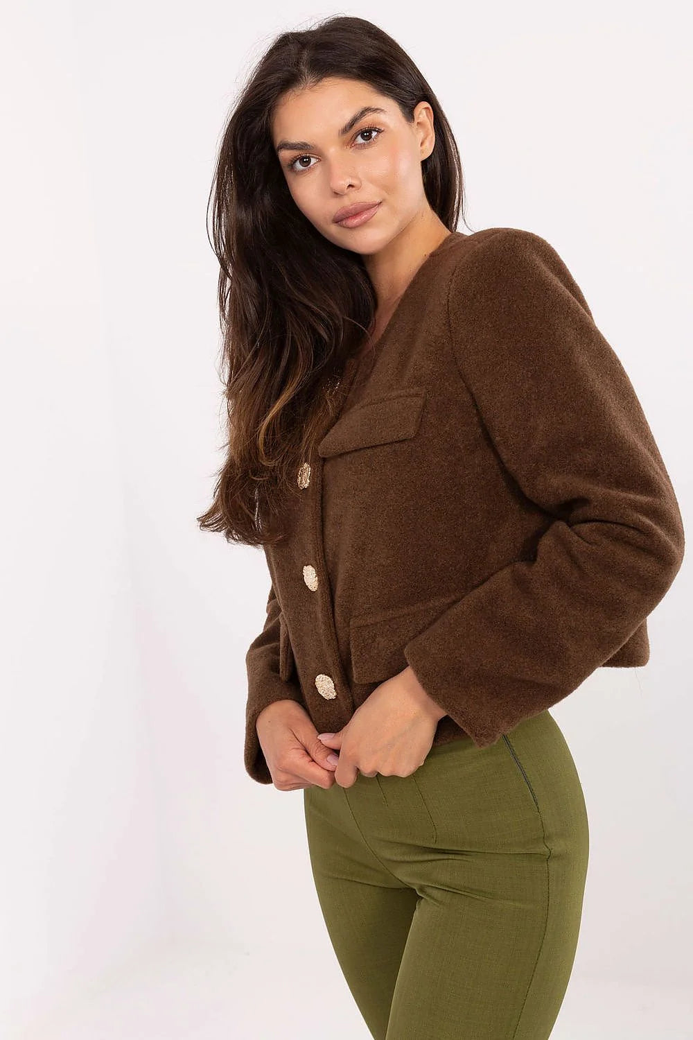 blazer femme court marron chocolat bouclé effet laine coupe boxy droite col rond manches longues boutons dorés sculptés poches rabat