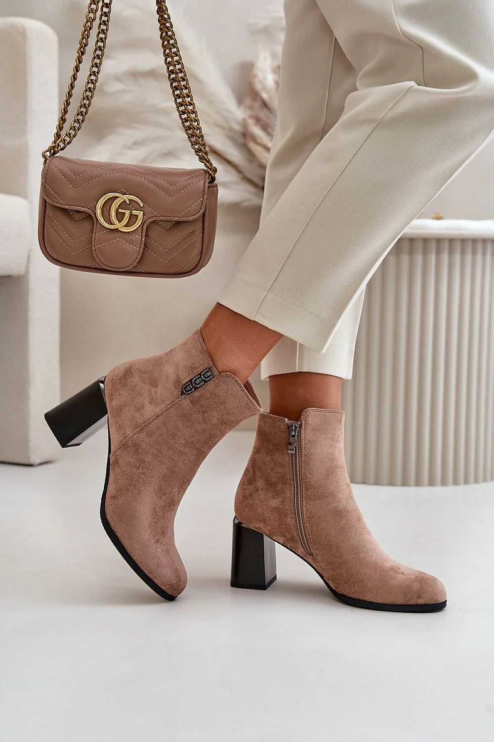 Bottes à talons femmes design moderne élégant matière simili daim couleur marron clair tige 10.5 cm talon 7.5 cm fourrure synthétique doublure