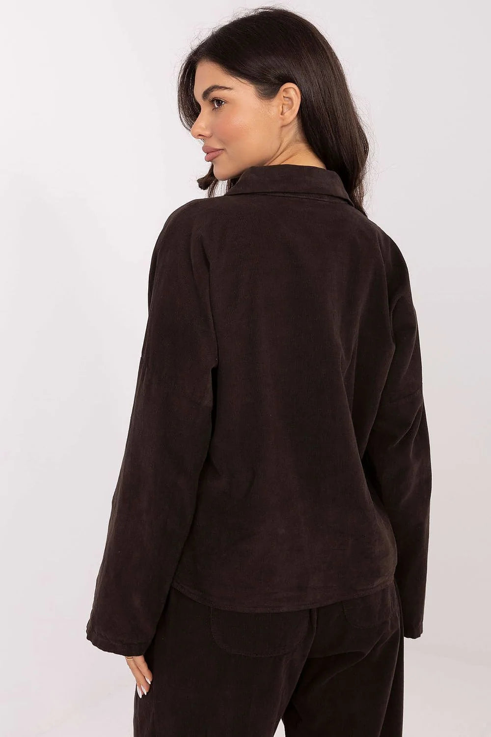 chemise manches longues côtelée polyester brillante col classique boutons contrastants beige marron foncé décontractée polyvalente longueur standard automne hiver