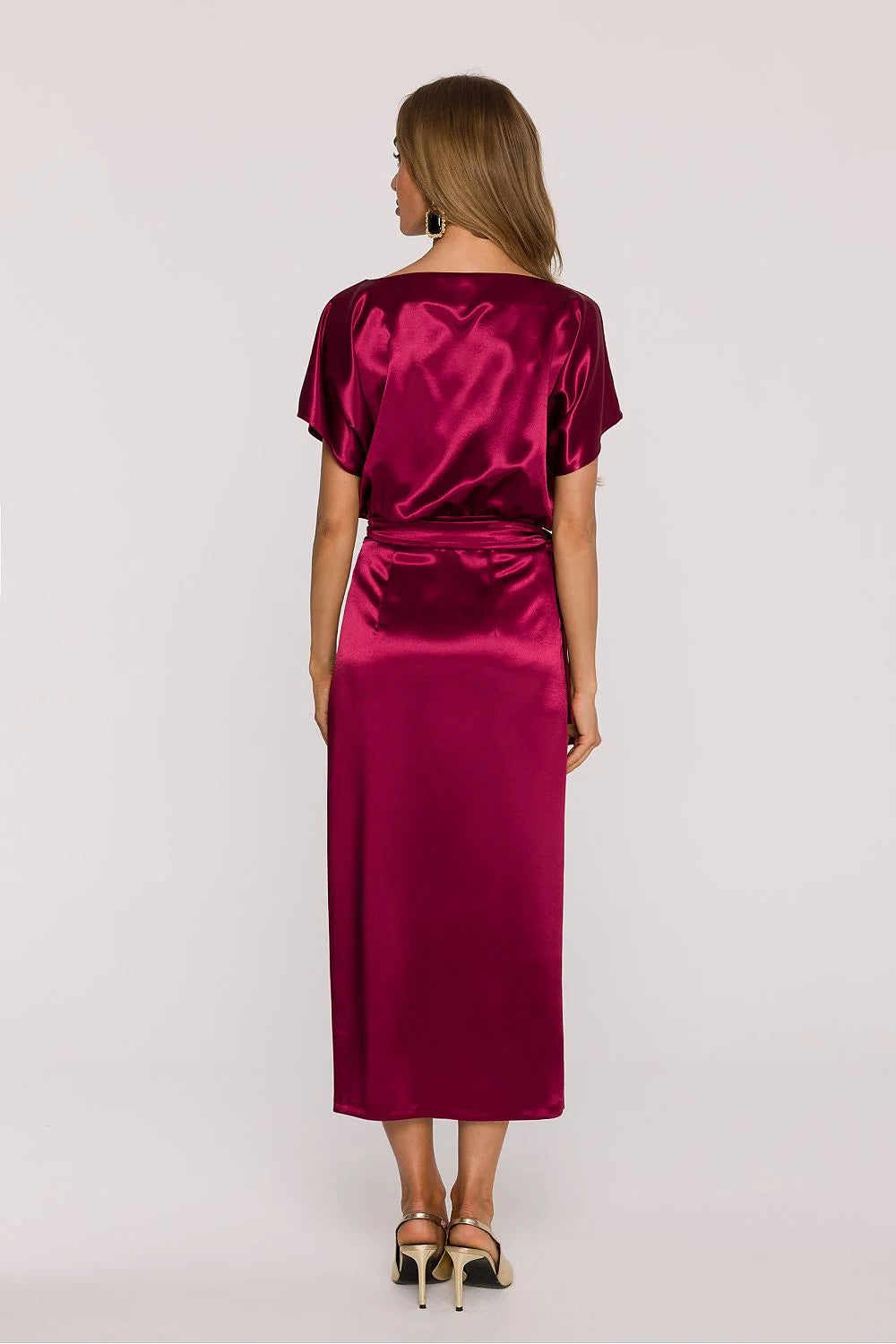 robe midi satinée bordeaux grenat brillante mi mollet encolure bateau manches courtes kimono taille ceinturée drapé fronces latérales silhouette flatteuse