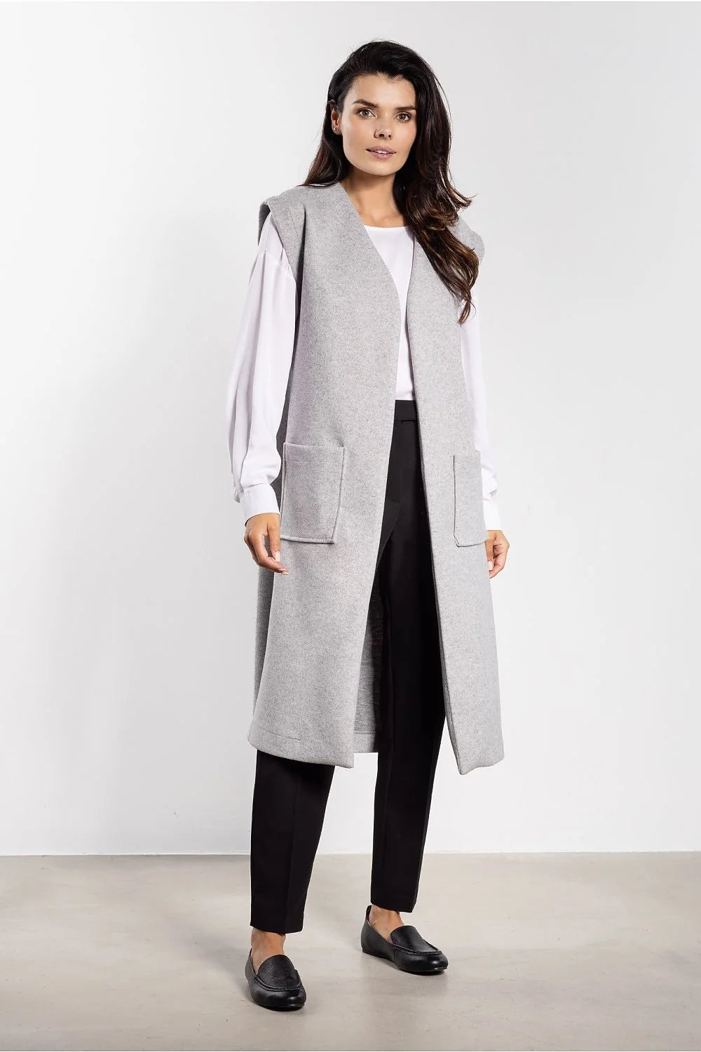 gilet long femme flanelle gris clair manches absentes ceinture nouée grandes poches plaquées fentes latérales épaules structurées col châle épuré