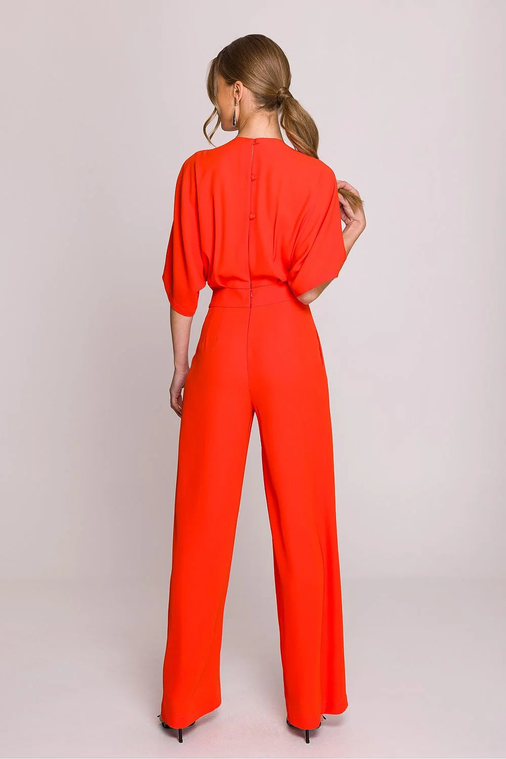 Combinaison Stylove élégante moderne pour femme, design épuré, décolleté en V, manches courtes, taille marquée, pantalon large, couleur rouge éclatant, matière fluide, poches latérales
