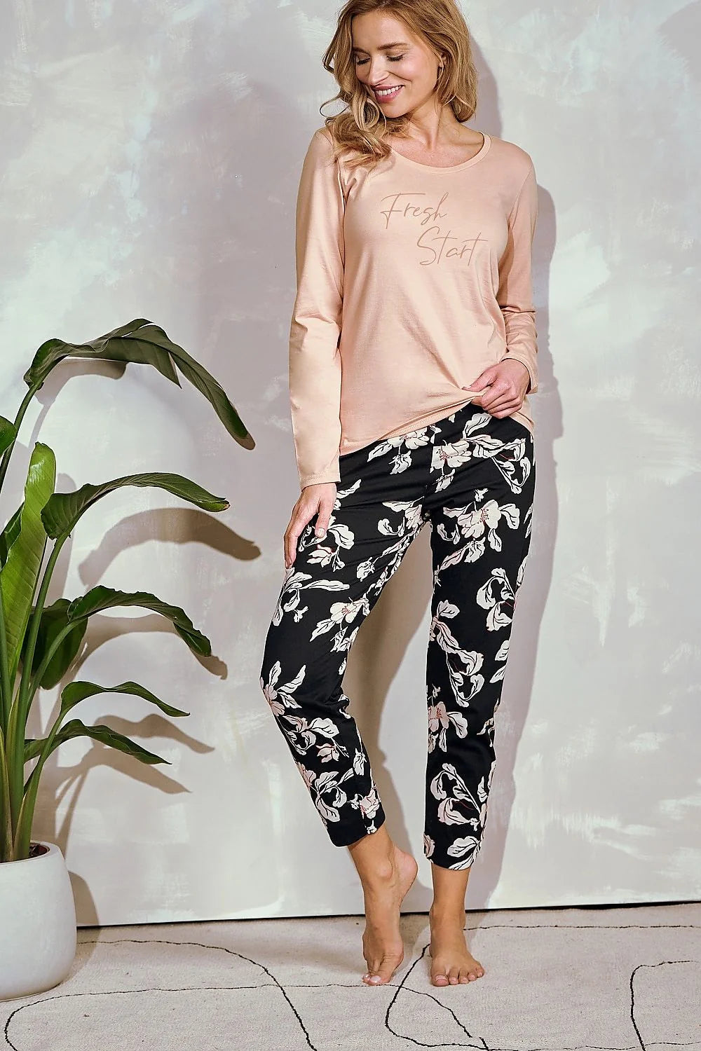 pyjama femme deux pièces haut manches longues encolure arrondie inscription FreshStart beige pantalon taille élastique noir imprimé floral rose