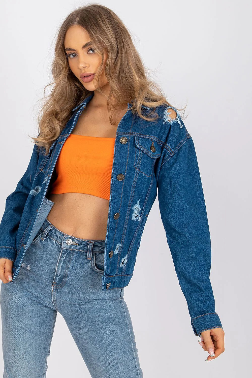 Veste en jean femme look vintage style urbain détails usés déchirures épaules tissu denim taille ajustable