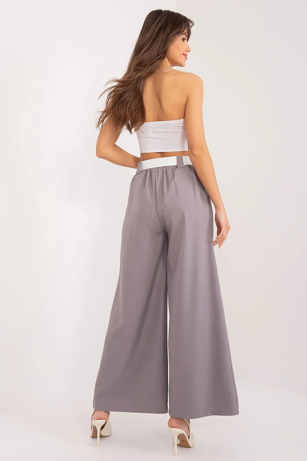 Tenue féminine deux pièces top court pantalon palazzo blanc gris épaules nues talons beiges