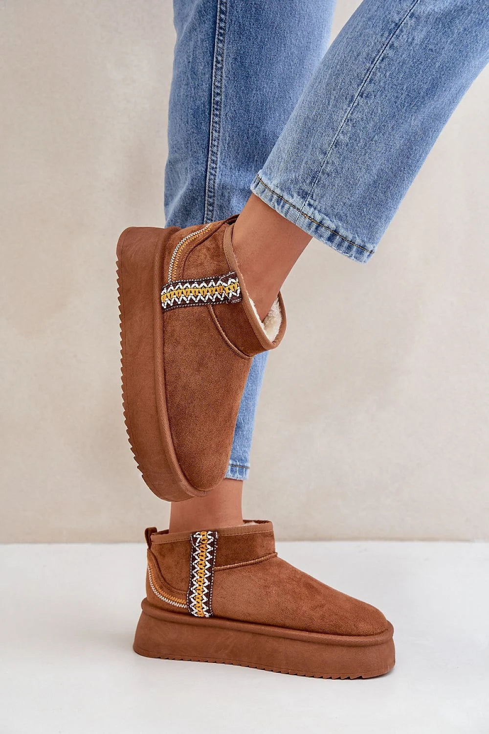 Bottes de neige Step in style pour femmes, design moderne, suédine écologique, motif aztèque, fourrure intérieure, semelle épaisse en caoutchouc, coupe cheville, bottines décontractées
